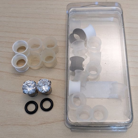 Size 0 Gauge KAOS eyelets, studded plugs - Picture 3 of 4